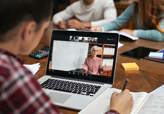 What is Distance Learning and it’s Benefits?